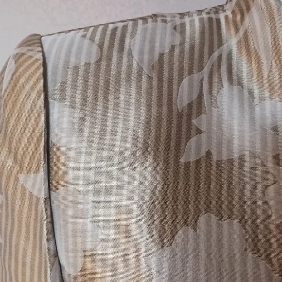 Kay Unger champagne gold floral women's suit. - Picture 3 of 5